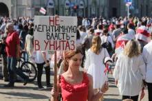 Plakat: "Nicht legitimierte Macht - ins Klo" / Minsk Protest Rally, 30.08.2020