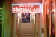 Atlas Sinemalari Eingang mit Neonschild in Istanbul