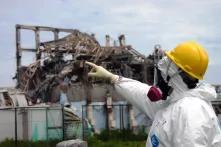 Mike Weightman, Leiter des IAEA-Erkundungsteams, untersucht am 27. Mai 2011 den Reaktorblock 3 im Kernkraftwerk Fukushima Daiichi, um die Tsunami-Schäden zu beurteilen und Lehren für die nukleare Sicherheit zu ziehen, die aus dem Unfall gezogen werden könnten.