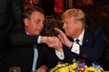 Jair Bolsonaro und Donald Trump geben sich die Hand.