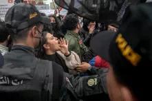 Eine Frau auf einer Demonstration