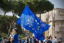 Eine Person schwenkt eine Europa Flagge