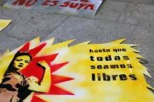 Ein feministisches Demoschild auf der Straße in Mexiko
