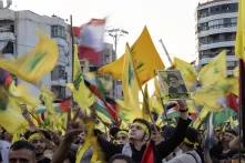 3. November 2023, Beirut, Libanon: Ein Mann hält ein Bild von Hisbollah-Generalsekretär Hassan Nasrallah während Nasrallahs live gestreamter Rede.