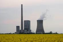 Kohlekraftwerk und Raps -  Industrielandschaft in Mehrum, Deutschland