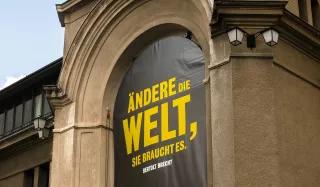Plakat - Spruch von Brecht: "ÄNDERE DIE WELT, SIE BRAUCHT ES." Berthold Brecht