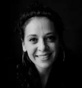 Porträt von Sharon Ryba-Kahn in schwarz-weiß 