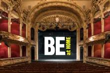 Im Theatersaal - Bühnenbild = Schriftzug "BE at home"