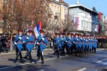 Foto: Ehrengarde des Innenministeriums der Republika Srpska, Flaggenzug während der Parade zum Tag der Republik 9. Januar (Verfassungsungswidriger Feiertag) Banja Luka, 2019