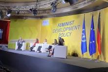 Ein Panel bei der Feminist Development Policy Conference. Es sitzen 6 Frauen beim Panel auf weißen Sesseln.