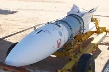 Nuklearwaffe auf gelbem Fahrzeug auf Sandboden