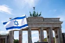 Israelische Flagge vor dem Brandenburger Tor bei einer pro-israelischen Solidaritätskundgebung am 8. Oktober 2023 in Berlin