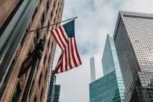 US-Flagge vor Hochhäusern in New York City