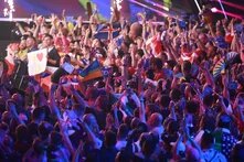 Jubelnde Menschenmenge schwenkt Europafahnen und Nationalflaggen während des Eurovision Song Contest 2023 in Liverpool