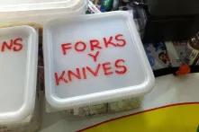 Plastikdose mit der Aufschrift: Forks Y Knives