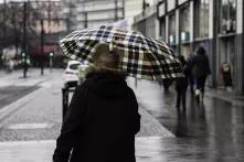 Ältere Frau mit Regenschirm