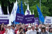 Eine  Menschenmenge, die Plakate mit dem Slogan für die Integration der Republik Moldawien in die EU hochhält: "Wir kämpfen für Europa", und vielen Botschaften an, Štefan Füle: "Ich danke Ihnen, Herr Füle"