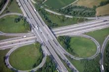 Autobahnkreuz aus der Luft fotografiert