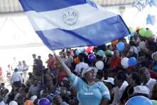 Vor den Präsidentschaftswahlen in El Salvador: Eine Salvadorianerin schwenkt die Nationalfahne