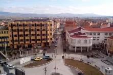 Blick auf einen Platz in der Stadt Preševo, Südserbien.