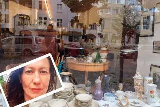 Bild vom Schaufenster eines Antiquitätengeschäfts und ein Selfie von Ivana Sajko