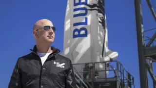 Jeff Bezos mit Sonnenbrille vor der Blue Origin Rakete