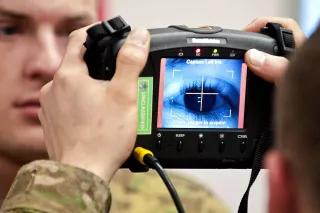 Ein Fallschirmjäger scannt die Iris eines anderen Soldaten mit dem HIIDE-System (Handheld Interagency Identity Detection Equipment)ency Identity Detection Equipment, or HIIDE