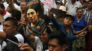 indigene Menschen protestieren zusammen
