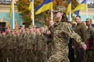 Ukrainische Soldatin in Uniform marschiert bei einer Zeremonie