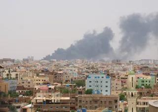 Khartoum, Sudan am 17. September 2023 - Das Foto zeigt eine Luftaufnahme der Stadt. Im Hintergrund aufsteigender Rauch - resultierend aus den gewaltsamen Zusammenstößen zwischen den sudanesischen Streitkräften (SAF) und den paramilitärischen Rapid Support Forces (RSF).