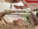 Martha Paulke schaut in einen Spiegel in ihrem Salon im Berliner Prenzlauer Berg